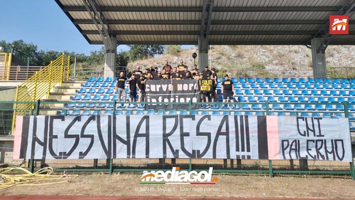 Palermo, la “follia” degli ultras CNI: viaggio di notte, 10 minuti di cori in ritiro e ritorno in Sicilia  Palermo, la “follia” degli ultras CNI: viaggio di notte, 10 minuti di cori in ritiro e ritorno in Sicilia