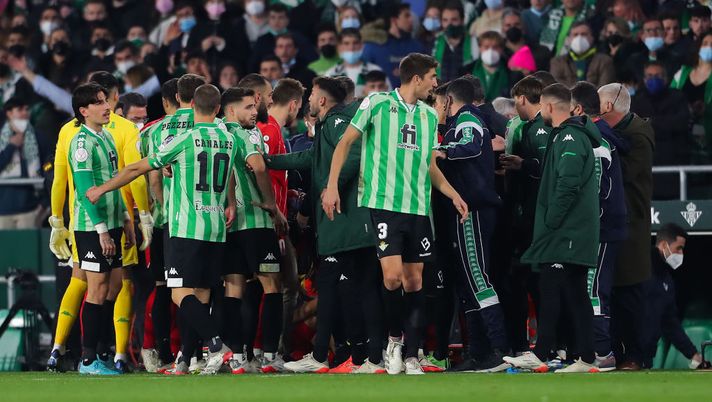 SEVILLE, SPAIN - JANUARY 15: Players gather around Joan Jordan of Sevilla FC after being hit by a stick thrown from the stand during the Real Betis Balompie and Sevilla Copa del Rey Round of 16 match at Estadio Benito Villamarin on January 15, 2022 in Seville, Spain. (Photo by Fran Santiago/Getty Images) Jordan: “Sono stato io ad essere aggredito, la mia famiglia è stata minacciata. Non dovrebbe succedere” - immagine 1
