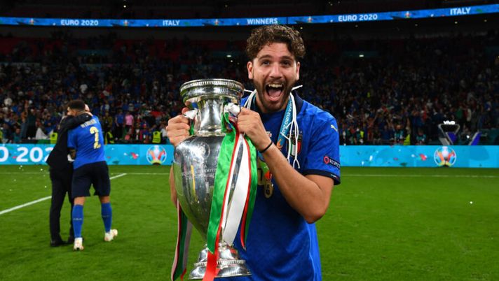 LONDON, ENGLAND - JULY 11: Manuel Locatelli of Italy celebrates with The Henri Delaunay Trophy following his team's victory in the UEFA Euro 2020 Championship Final between Italy and England at Wembley Stadium on July 11, 2021 in London, England. (Photo by Claudio Villa/Getty Images) Sky: “Juve, si entra nella fase calda per Locatelli: nuovi contatti e una call col Sassuolo” - immagine 1