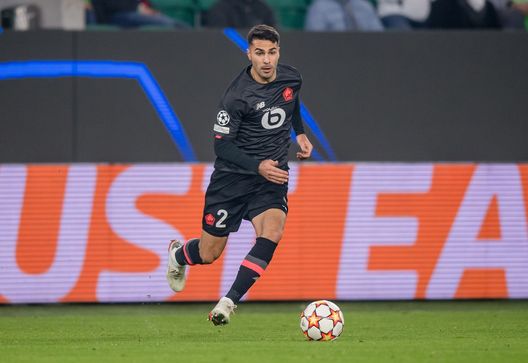 WOLFSBURG, GERMANY - DECEMBER 08: Mehmet Zeki Celik of Lille in action during the UEFA Champions League group G match between VfL Wolfsburg and Lille OSC at Volkswagen Arena on December 08, 2021 in Wolfsburg, Germany. (Photo by Thomas Eisenhuth/Getty Images) Ex obiettivi, Celik è sbarcato a Roma per visite e firma- immagine 2