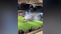 VIDEO / Scandalo Bielefeld: gli ultrà cercano di invadere il campo