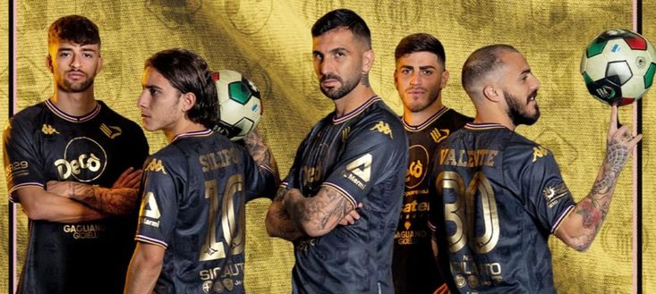 FOTO Palermo-Bari, squadra in campo con la nuova maglia con tutti i loghi storici Palermo