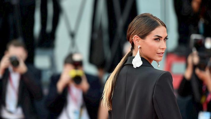 Melissa Satta, look fresco ed estivo per una giornata di lavoro a Milano - immagine 1