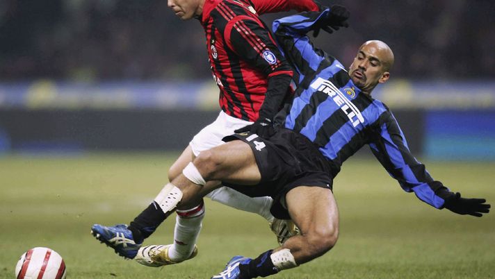 Ricardo Kaka e Juan Sebastian Veron durante un derby tra Inter e Milan (credits: GETTY Images) 