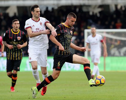 Berat Djimsiti e Nikola Kalinic durante Benevento-Milan (credits: GETTY Images) Berat Djimsiti e Nikola Kalinic durante Benevento-Milan (credits: GETTY Images)