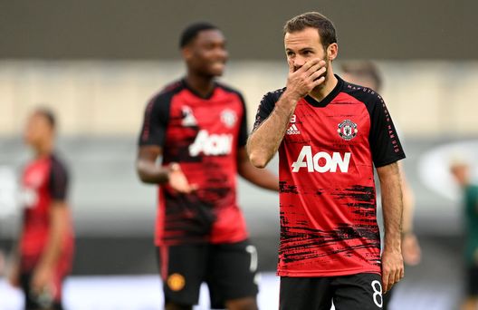 COLOGNE, GERMANY - AUGUST 10: Juan Mata of Manchester United looks on prior to the UEFA Europa League Quarter Final between Manchester United and FC Kobenhavn at RheinEnergieStadion on August 10, 2020 in Cologne, Germany. (Photo by Sascha Steinbach/Pool via Getty Images) Mata, addio strappalacrime allo United: “Sarò sempre uno di voi” - immagine 1