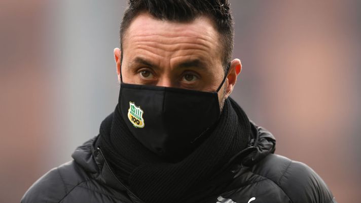 REGGIO NELL'EMILIA, ITALY - JANUARY 17: Roberto De Zerbi, Manager of Sassuolo looks on ahead of the Serie A match between US Sassuolo and Parma Calcio at Mapei Stadium - Città del Tricolore on January 17, 2021 in Reggio nell'Emilia, Italy. Sporting stadiums around Italy remain under strict restrictions due to the Coronavirus Pandemic as Government social distancing laws prohibit fans inside venues resulting in games being played behind closed doors. (Photo by Alessandro Sabattini/Getty Images) REGGIO NELL'EMILIA, ITALY - JANUARY 17: Roberto De Zerbi, Manager of Sassuolo looks on ahead of the Serie A match between US Sassuolo and Parma Calcio at Mapei Stadium - Città del Tricolore on January 17, 2021 in Reggio nell'Emilia, Italy. Sporting stadiums around Italy remain under strict restrictions due to the Coronavirus Pandemic as Government social distancing laws prohibit fans inside venues resulting in games being played behind closed doors. (Photo by Alessandro Sabattini/Getty Images)