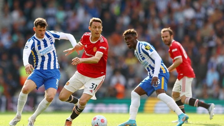 BRIGHTON, ENGLAND - MAY 07: Nemanja Matic of Manchester United is challenged by Pascal Gross of Brighton & Hove Albion during the Premier League match between Brighton & Hove Albion and Manchester United at American Express Community Stadium on May 07, 2022 in Brighton, England. (Photo by Bryn Lennon/Getty Images) Roma, primo colpo in arrivo. Vicinissimo lo svincolato Matic dal Man United - immagine 1