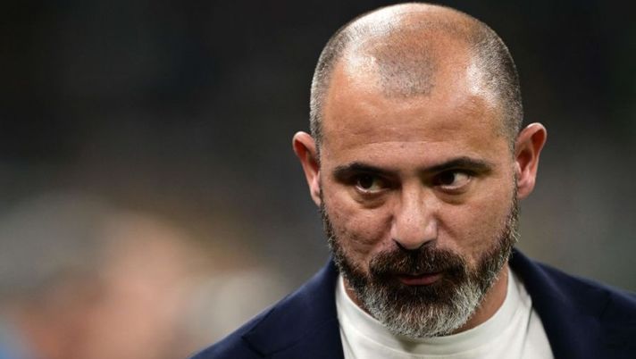Sampdoria's Serbian coach Dejan Stankovic is pictured prior to the start of the Italian Serie A football match between Inter Milan and Sampdoria at the Giuseppe-Meazza (San Siro) stadium in Milan on October 29, 2022. (Photo by MIGUEL MEDINA / AFP) (Photo by MIGUEL MEDINA/AFP via Getty Images) Sampdoria, difesa a 3 o 4? Stankovic ha deciso il modulo che utilizzerà alla ripresa - immagine 1