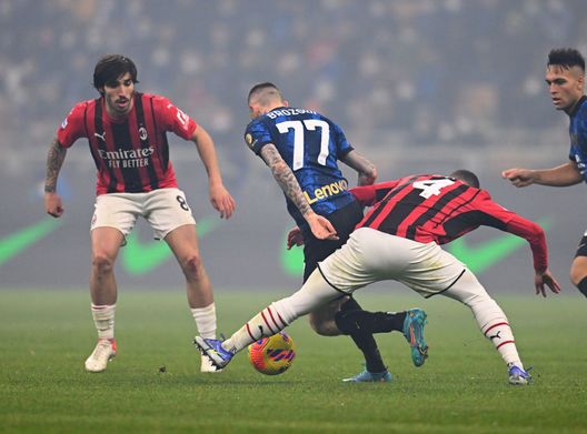 MILAN, ITALY - FEBRUARY 05: Ismael Bennacer and Sandro Tonali of AC Milan competes for the ball with Marcelo Brozovic of FC Internazionale during the Serie A match between FC Internazionale and AC Milan at Stadio Giuseppe Meazza on February 05, 2022 in Milan, Italy. (Photo by Claudio Villa/AC Milan via Getty Images) Biasin: “Coppa Italia, gol in trasferta non normale. La cosa stucchevole…”- immagine 2