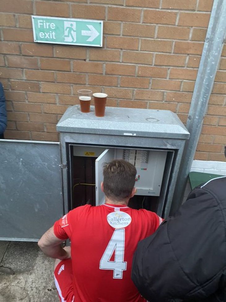 FA Trophy, manca la corrente: ci pensa il difensore-elettricista e si torna a giocare!- immagine 3