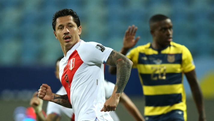GOIANIA, BRAZIL - JUNE 23: Gianluca Lapadula of Peru reacts after scoring the first goal of his team during a Group B match between Ecuador and Peru as part of Copa America Brazil 2021 at Estadio Olimpico on June 23, 2021 in Goiania, Brazil. (Photo by Alexandre Schneider/Getty Images) Lapadula prepara il ritorno. Sky: “C’è un club in Serie A che insiste per averlo subito” - immagine 1