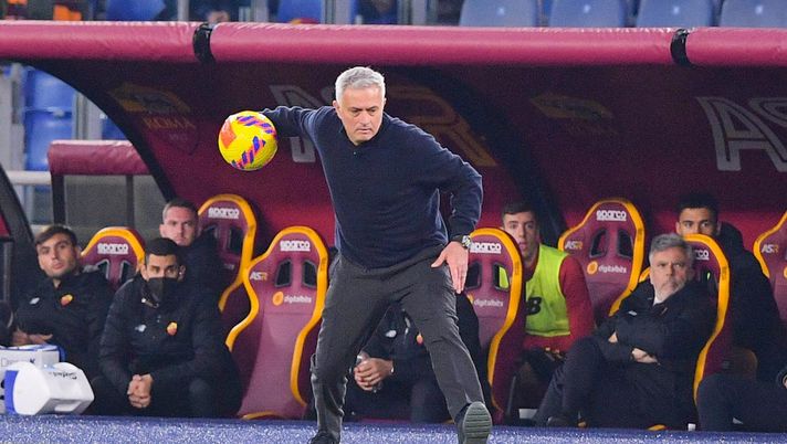 Getty Mourinho, striscione dei tifosi della Roma a Trigoria: “Hai le chiavi di questa città” - immagine 1