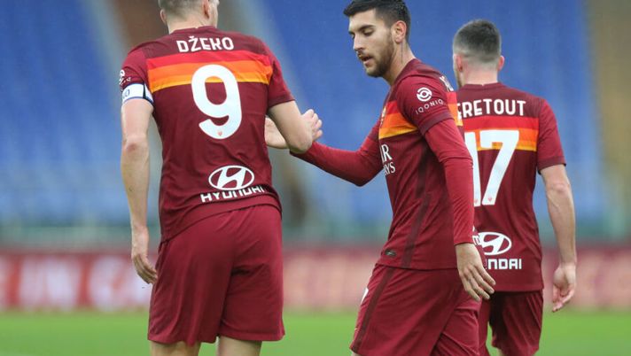 ROME, ITALY - JANUARY 10: Lorenzo Pellegrini of Roma celebrates with team mate Edin Dzeko after scoring their sides first goal during the Serie A match between AS Roma and FC Internazionale at Stadio Olimpico on January 10, 2021 in Rome, Italy. Sporting stadiums around Italy remain under strict restrictions due to the Coronavirus Pandemic as Government social distancing laws prohibit fans inside venues resulting in games being played behind closed doors. (Photo by Paolo Bruno/Getty Images) Roma, stop in allenamento per Pellegrini! E Dzeko si allena a parte: aspetta l’Inter - immagine 1