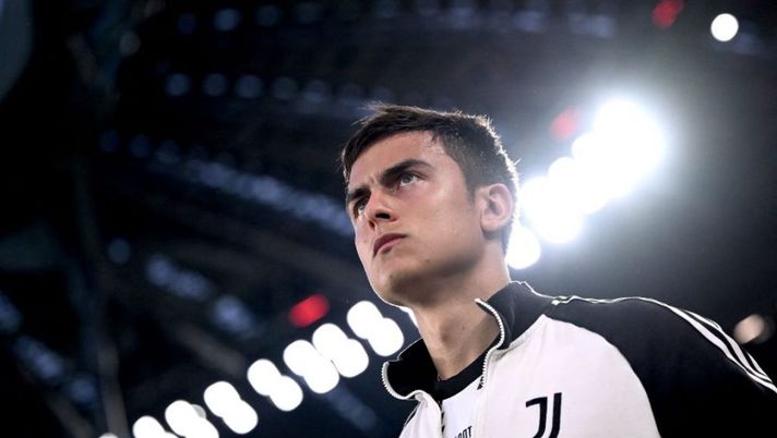 Juventus forward Paulo Dybala from Argentina looks on during the Italian Serie A football match Juventus vs Lazio on May 16, 2022 at the Allianz Stadium in Turin. (Photo by MARCO BERTORELLO / AFP) (Photo by MARCO BERTORELLO/AFP via Getty Images) INFO SOS – Dybala, si è mosso Zanetti: cos’è successo e cosa manca per chiudere - immagine 1