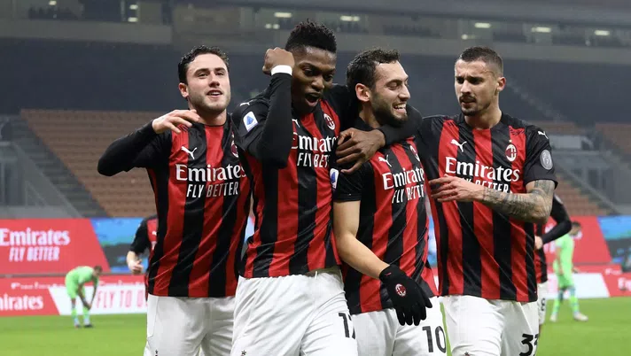 Hakan Calhanoglu (centrocampista AC Milan) esulta per il suo gol in occasione di Milan-Lazio (Serie A 2020-2021) | AC Milan News (Getty Images)