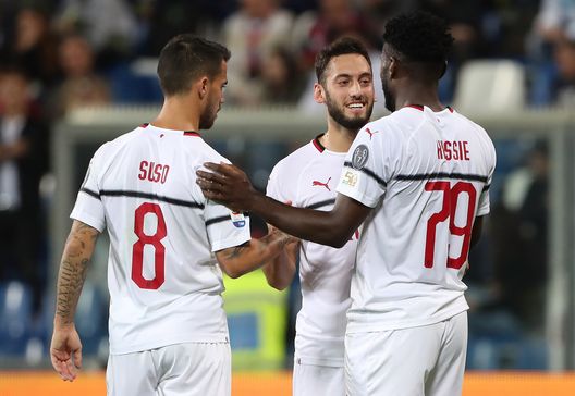 Kessie festeggiato da Suso e Calhanoglu. Kessie festeggiato da Suso e Calhanoglu.