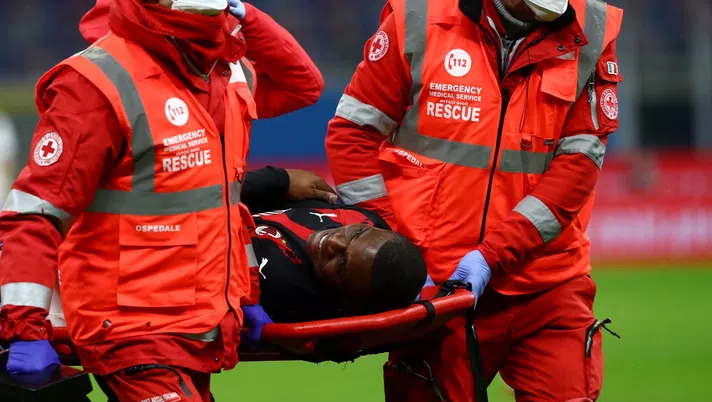 Pierre Kalulu (difensore AC Milan) esce infortunato in occasione di Milan-Atalanta (Serie A 2020-2021) | AC Milan News (Getty Images)