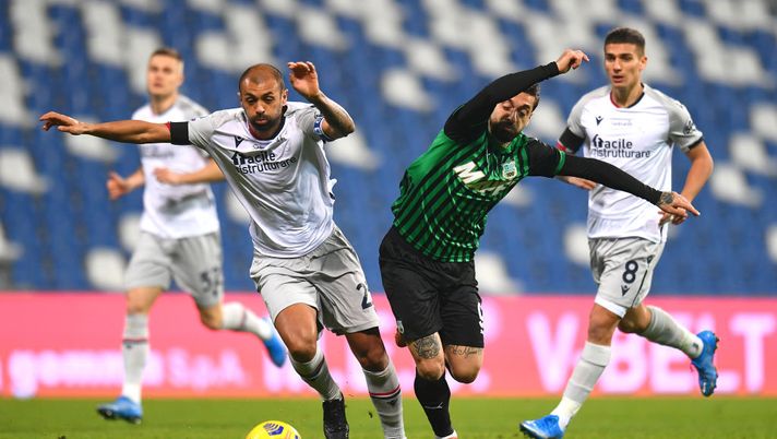 REGGIO NELL'EMILIA, ITALY - FEBRUARY 20: Danilo Larangeira of Bologna F.C. 1909 and Francesco Caputo of U.S. Sassuolo Calcio battle for possession during the Serie A match between US Sassuolo and Bologna FC at Mapei Stadium - Città del Tricolore on February 20, 2021 in Reggio nell'Emilia, Italy. Sporting stadiums around Italy remain under strict restrictions due to the Coronavirus Pandemic as Government social distancing laws prohibit fans inside venues resulting in games being played behind closed doors. (Photo by Alessandro Sabattini/Getty Images) REGGIO NELL'EMILIA, ITALY - FEBRUARY 20: Danilo Larangeira of Bologna F.C. 1909 and Francesco Caputo of U.S. Sassuolo Calcio battle for possession during the Serie A match between US Sassuolo and Bologna FC at Mapei Stadium - Città del Tricolore on February 20, 2021 in Reggio nell'Emilia, Italy. Sporting stadiums around Italy remain under strict restrictions due to the Coronavirus Pandemic as Government social distancing laws prohibit fans inside venues resulting in games being played behind closed doors. (Photo by Alessandro Sabattini/Getty Images)