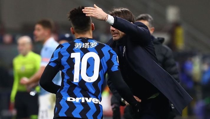 MILAN, ITALY - FEBRUARY 14: Lautaro Martinez of FC Internazionale celebrates with his coach Antonio Conte after scoring their side's third goal during the Serie A match between FC Internazionale and SS Lazio at Stadio Giuseppe Meazza on February 14, 2021 in Milan, Italy. (Photo by Marco Luzzani/Getty Images) Lautaro, torna alla carica Conte. Ecco quanto può mettere sul piatto il Tottenham - immagine 1