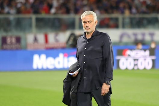 GERMOGLI PH: 09 MAGGIO 2022 FIRENZE STADIO ARTEMIO FRANCHI PARTITA CAMPIONATO SERIE A 2021 2022 FIORENTINA VS ROMA NELLA FOTO MOURINHO © FOTOCRONACHE GERMOGLI Una squadra di Serie A rilancia per Belotti: è sfida al Monaco- immagine 2