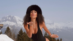 In costume sulla neve: lady Verratti stupisce tutti. Jessica Aidi riscalda con le sue curve