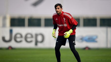 TURIN, ITALY - DECEMBER 30: Mattia Perin of Juventus during a training session on December 30, 2021 in Turin, Italy. (Photo by Daniele Badolato - Juventus FC/Juventus FC via Getty Images)