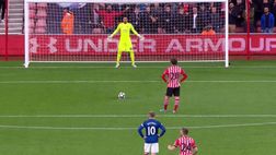 VIDEO / Romero salva Mourinho e ipnotizza Gabbiadini: gran parata sul rigore