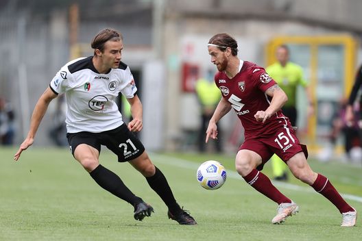 LA SPEZIA, ITALY - MAY 15: Salvador Ferrer of Spezia Calcio battles for the ball with Cristian Ansaldi of Torino FC during the Serie A match between Spezia Calcio and Torino FC at Stadio Alberto Picco on May 15, 2021 in La Spezia, Italy. (Photo by Gabriele Maltinti/Getty Images) LA SPEZIA, ITALY - MAY 15: Salvador Ferrer of Spezia Calcio battles for the ball with Cristian Ansaldi of Torino FC during the Serie A match between Spezia Calcio and Torino FC at Stadio Alberto Picco on May 15, 2021 in La Spezia, Italy. (Photo by Gabriele Maltinti/Getty Images)