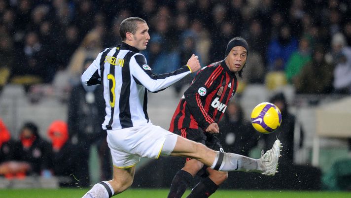 Giorgio Chiellini e Ronaldinho durante uno Juventus-Milan (credits: GETTY Images) 