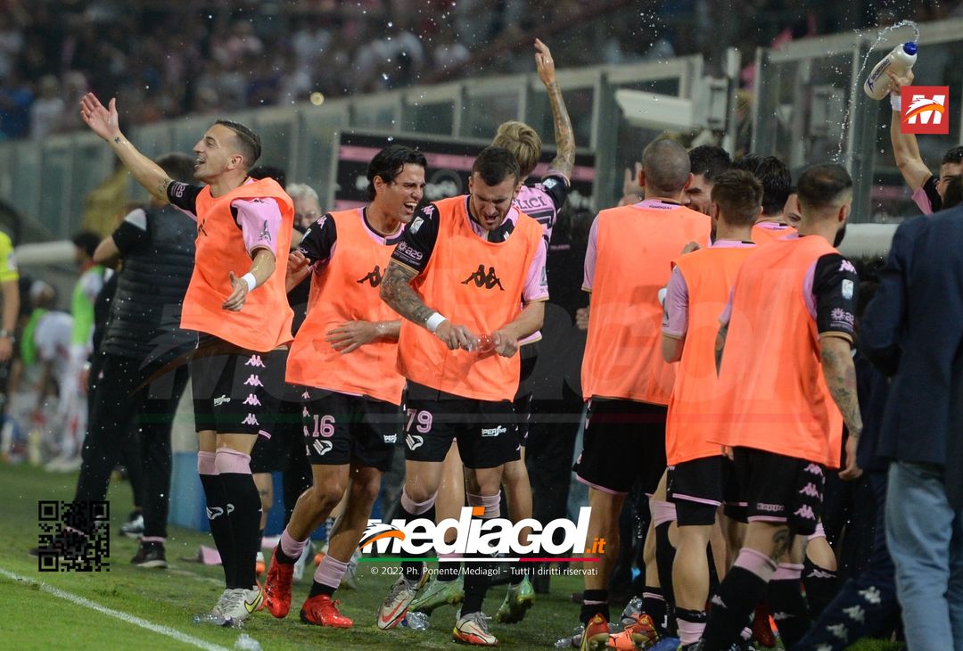 FOTO Palermo in Serie B, i festeggiamenti dei rosanero al Renzo Barbera (Gallery) - immagine 3