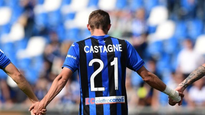 Atalanta's Belgian defender Timothy Castagne holds hands with teammates at the end of the Italian Serie A football match Atalanta Bergama vs Genoa on May 11, 2019 at the Mapei Stadium - Citta del Tricolore in Reggio Emilia. (Photo by Miguel MEDINA / AFP) (Photo credit should read MIGUEL MEDINA/AFP/Getty Images) Infortunio Castagne: novità sui tempi di recupero, quando torna e per l’asta… - immagine 1