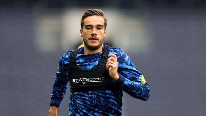 LONDON, ENGLAND - AUGUST 29: Harry Winks of Tottenham Hotspur warms down following the Premier League match between Tottenham Hotspur and Watford at Tottenham Hotspur Stadium on August 29, 2021 in London, England. (Photo by Catherine Ivill/Getty Images) Sampdoria, Winks prosegue nel suo recupero: quando può tornare in gruppo - immagine 1