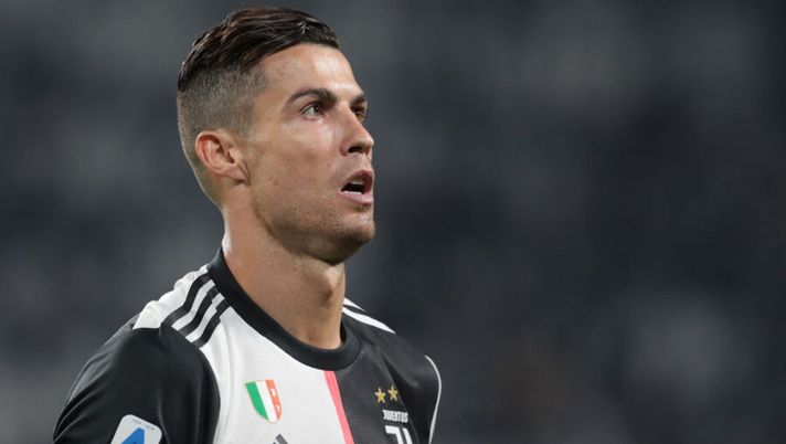 TURIN, ITALY - SEPTEMBER 21: Cristiano Ronaldo of Juventus looks on during the Serie A match between Juventus and Hellas Verona at Allianz Stadium on September 21, 2019 in Turin, Italy. (Photo by Emilio Andreoli/Getty Images) Ronaldo e l’infortunio muscolare: la sua decisione e quando torna in campo - immagine 1