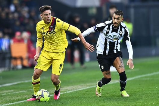 UDINE, ITALY - JANUARY 15: Nikola Moro of Bologna FC competes for the ball with Roberto Pereyra of Udinese Calcioduring the Serie A match between Udinese Calcio and Bologna FC at Dacia Arena on January 15, 2023 in Udine, Italy. (Photo by Alessandro Sabattini/Getty Images) Napoli