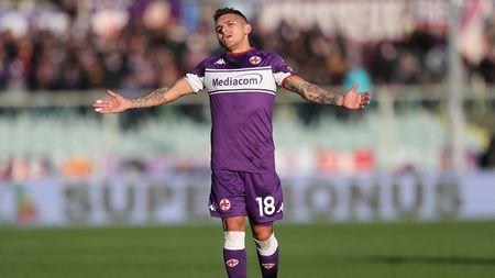 FLORENCE, ITALY - DECEMBER 11: Lucas Torreira of ACF Fiorentina reacts during the Serie A match between ACF Fiorentina and US Salernitana at Stadio Artemio Franchi on December 11, 2021 in Florence, Italy. (Photo by Gabriele Maltinti/Getty Images)