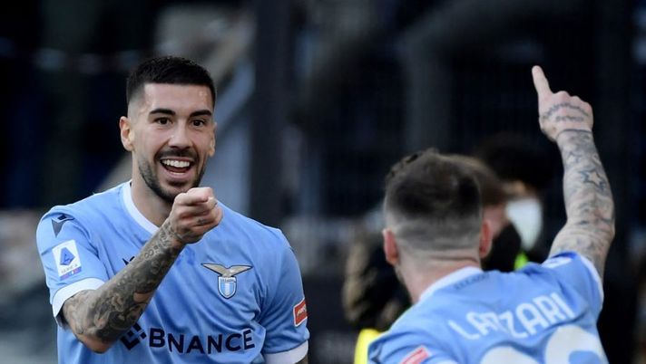 Lazio Italian midfielder Mattia Zaccagni (L) celebrates with teammates after scoring a penalty during the Italian Serie A football match Lazio vs Bologna at the Olympic stadium in Rome on February 12, 2022. (Photo by Filippo MONTEFORTE / AFP) (Photo by FILIPPO MONTEFORTE/AFP via Getty Images) Lazio, da portiere e difesa a Basic e Zaccagni: la probabile formazione per l’esordio - immagine 1