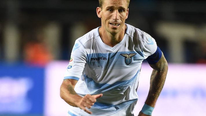 BERGAMO, ITALY - AUGUST 21: Lucas Biglia of SS Lazio in action during the Serie A match between Atalanta BC and SS Lazio at Stadio Atleti Azzurri d'Italia on August 21, 2016 in Bergamo, Italy. (Photo by Pier Marco Tacca/Getty Images) Biglia, destino segnato: la Lazio ha già trovato il sostituto - immagine 1