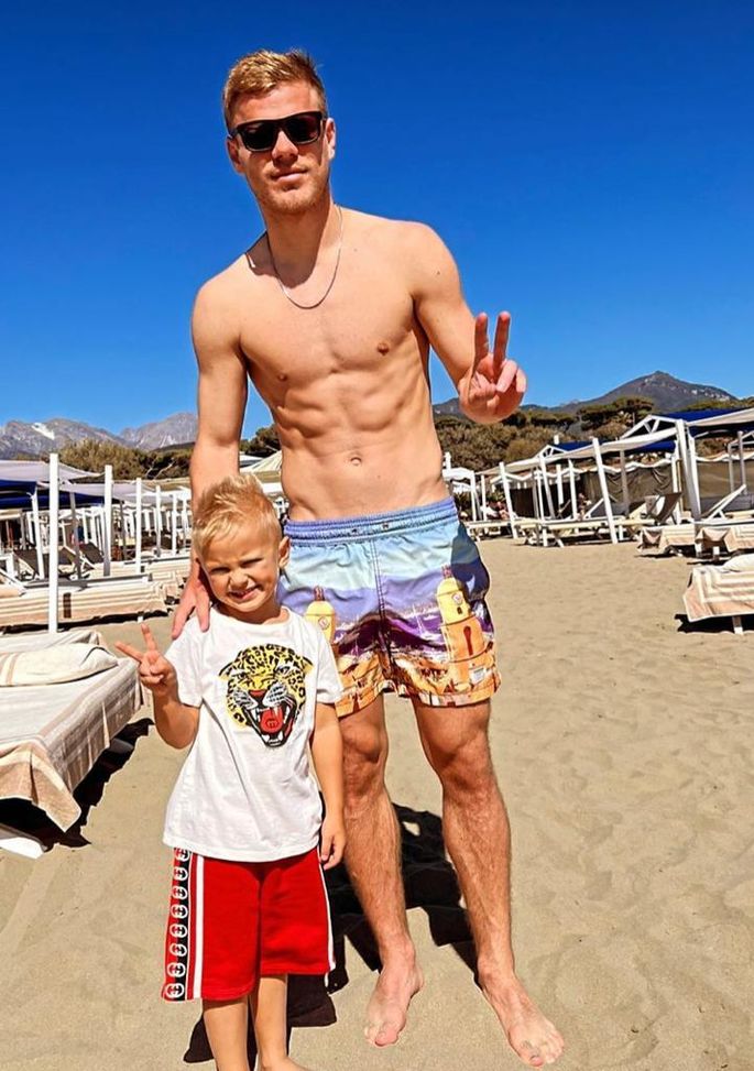 FOTO – Kokorin mostra il fisico al mare con il figlio per Pasqua- immagine 2