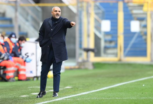 PARMA, ITALY - JANUARY 03: Fabio Liverani, Manager of Parma gives instructions to their side during the Serie A match between Parma Calcio and Torino FC at Stadio Ennio Tardini on January 03, 2021 in Parma, Italy. Sporting stadiums around Italy remain under strict restrictions due to the Coronavirus Pandemic as Government social distancing laws prohibit fans inside venues resulting in games being played behind closed doors. (Photo by Alessandro Sabattini/Getty Images) Il dolore di Liverani: “Per lei avrei lasciato il calcio. Perdo una parte di me”- immagine 2