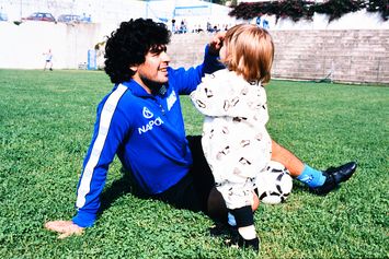 Il Napoli non potrà più utilizzare l'immagine di Maradona sulle maglie: la  decisione del Tribunale