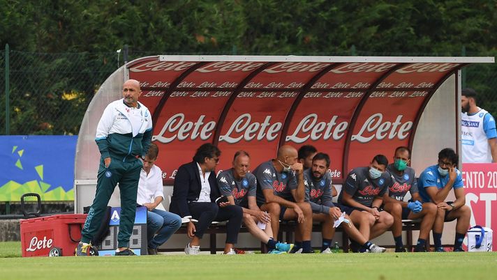 DIMARO, ITALY - JULY 24: Luciano Spalletti of Napoli during a pre- season friendly between SSC Napoli and Pro Vercelli on July 24, 2021 in Dimaro, Italy. (Photo by SSC NAPOLI/SSC NAPOLI via Getty Images) La carica di Spalletti: “Le vedo certe facce quando non partono titolari, ma…” - immagine 1