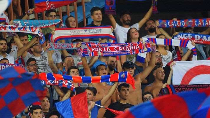 Catania, ultrà accende fumogeno: denuncia e Daspo - ITA Sport Press