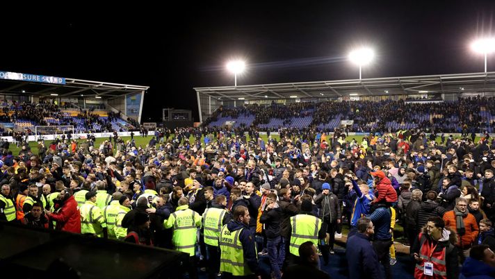 SHREWSBURY, ENGLAND - JANUARY 26: A general view as Shrewsbury fans invade the pitch during the FA Cup Fourth Round match between Shrewsbury Town and Liverpool at New Meadow on January 26, 2020 in Shrewsbury, England. (Photo by Catherine Ivill/Getty Images) SHREWSBURY, ENGLAND - JANUARY 26: A general view as Shrewsbury fans invade the pitch during the FA Cup Fourth Round match between Shrewsbury Town and Liverpool at New Meadow on January 26, 2020 in Shrewsbury, England. (Photo by Catherine Ivill/Getty Images)