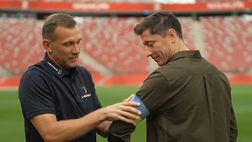 VIDEO / Polonia, Lewandowski ai Mondiali con la fascia dell’Ucraina: il dono di Sheva