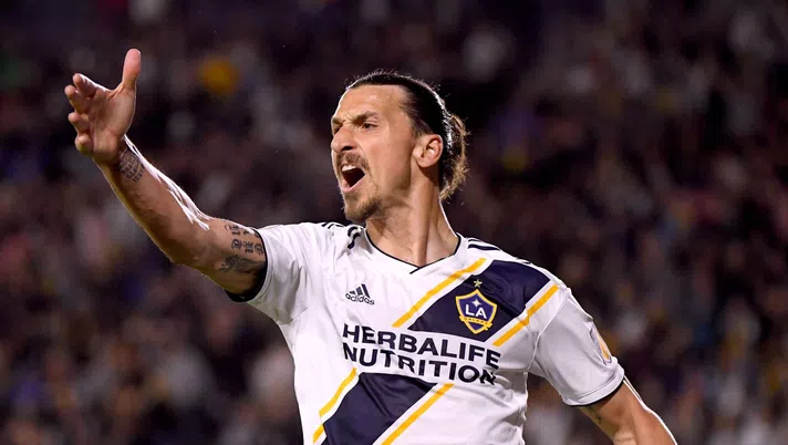 Zlatan Ibrahimovic con la maglia dei Los Angeles Galaxy (fonte: skysports)