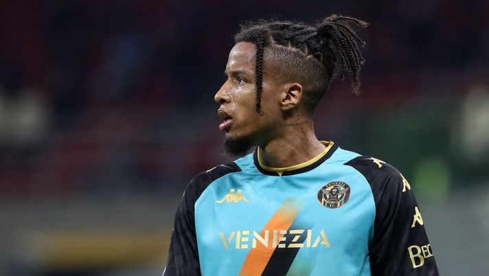 MILAN, ITALY - SEPTEMBER 22: Tyronne Ebuehi of Venezia FC looks on during the Serie A match between AC Milan and Venezia FC at Stadio Giuseppe Meazza on September 22, 2021 in Milan, Italy. (Photo by Marco Luzzani/Getty Images) Venezia, nuovo stop muscolare per Ebuehi: l’esito degli esami e i tempi di recupero - immagine 1