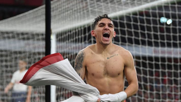 LONDON, ENGLAND - DECEMBER 02: Lucas Torreira of Arsenal celebrates after scoring during the Premier League match between Arsenal FC and Tottenham Hotspur at Emirates Stadium on December 02, 2018 in London, United Kingdom. (Photo by Shaun Botterill/Getty Images) Sky: “Torreira può già tornare in Italia: Sarri ci pensa per la Lazio in mediana” - immagine 1