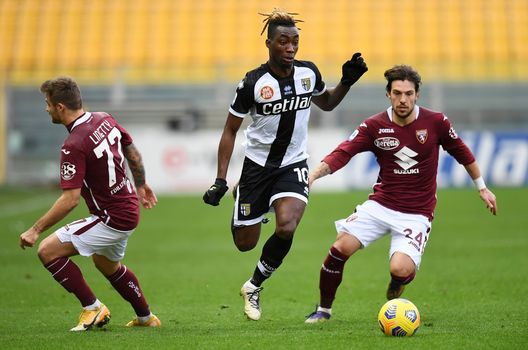  PARMA, ITALY - JANUARY 03: Simone Verdi of Torino (R) looks to break past Yann Karamoh of Parma (C) during the Serie A match between Parma Calcio and Torino FC at Stadio Ennio Tardini on January 03, 2021 in Parma, Italy. Sporting stadiums around Italy remain under strict restrictions due to the Coronavirus Pandemic as Government social distancing laws prohibit fans inside venues resulting in games being played behind closed doors. (Photo by Alessandro Sabattini/Getty Images) 