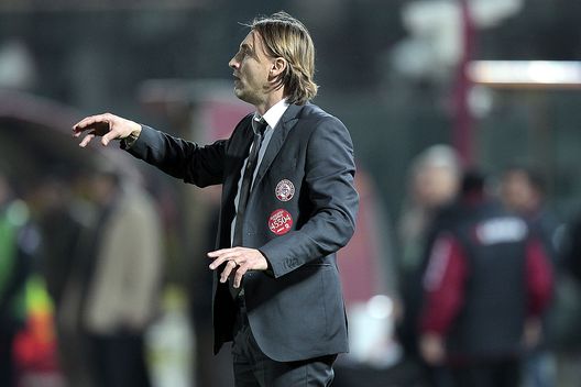 LIVORNO, ITALY - DECEMBER 21: Davide Nicola head coach of AS Livorno Calcio shouts instructions to his players during the Serie A match between AS Livorno Calcio and Udinese Calcio at Stadio Armando Picchi on December 21, 2013 in Livorno, Italy. (Photo by Gabriele Maltinti/Getty Images) LIVORNO, ITALY - DECEMBER 21: Davide Nicola head coach of AS Livorno Calcio shouts instructions to his players during the Serie A match between AS Livorno Calcio and Udinese Calcio at Stadio Armando Picchi on December 21, 2013 in Livorno, Italy. (Photo by Gabriele Maltinti/Getty Images)